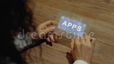 手拿平板电脑与文本APPS